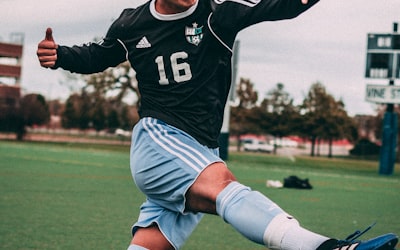 体育场外景与城市风光融合的美丽夜景