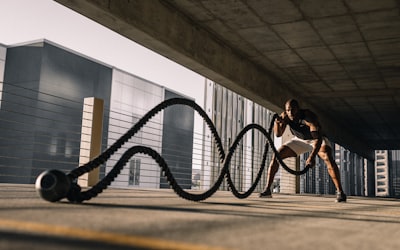 足球运动员在训练中练习射门技术